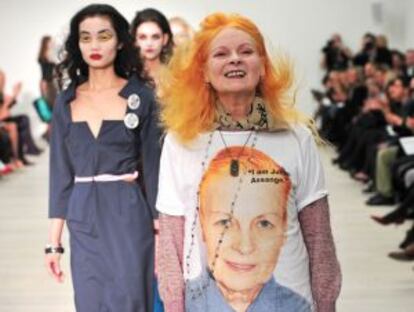 Vivianne Westwood comercializou uma camiseta em solidariedade a Assange.