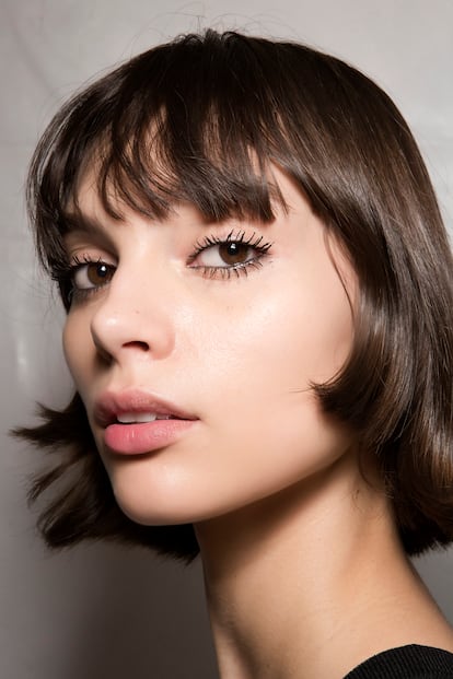 Modelo en el backstage del desfile de Dior para la colección primavera verano 2018.