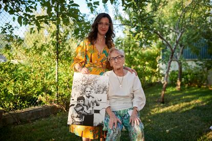 Mónica Sarasa y su madre María Cayetana Lorenzo posan con una foto en la que también aparece su hermano Jesús, de pequeño, en el jardín de su casa de Pamplona.