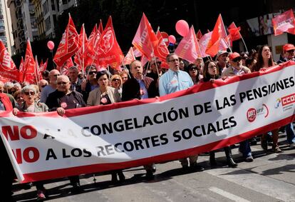 Imagen de la cabecera de la manifestación en Valencia en defensa del sistema público de pensiones.