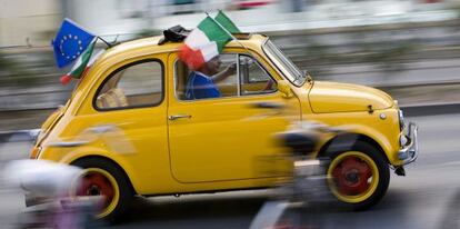 Una imagen de un automóvil de Fiatl conducido por un seguidor de la seleccion italiana.