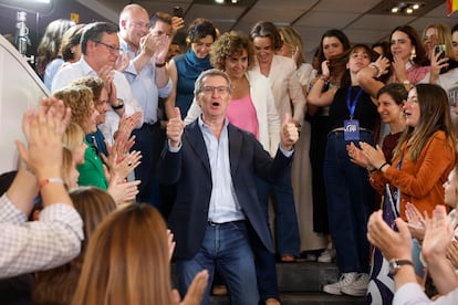 El líder del PP, Alberto Núñez Feijóo, junto a la cabeza de lista del PP a las elecciones europeas, Dolors Montserrat, este domingo en la sede del partido en Madrid