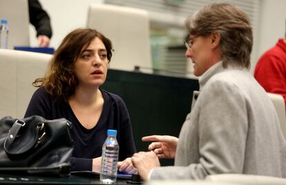 Celia Mayer (izquierda), ayer con la primera teniente de alcalde, Marta Higueras.