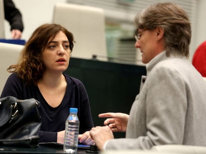 Celia Mayer (izquierda), ayer con la primera teniente de alcalde, Marta Higueras.