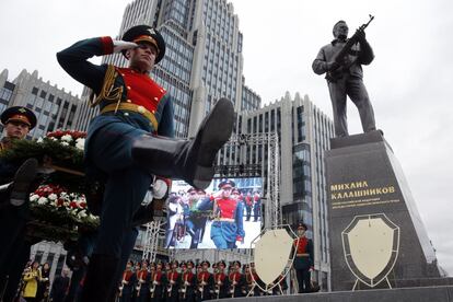 Los guardias de honor marchan durante la ceremonia de inauguración de una estatua de Mikhail Kalashnikov, el inventor ruso del legendario fusil de asalto AK-47, en el centro de Moscú (Rusia).