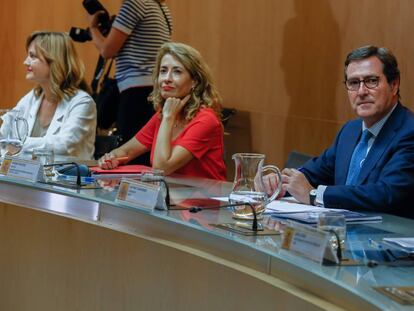 Calviño pide moderación de márgenes y salarios durante tres años