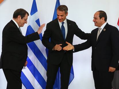 El primer ministro griego, Kyriakos Mitsotakis (centro), el president de Chipre, Nikos Anastasiades (izquierda) y el presidente de Egipto, Abdel Fattah Al-Sisi (derecha) en una cumbre trilateral. (Chipre, Egipto, Grecia, Atenas) EFE/EPA/ORESTIS PANAGIOTOU