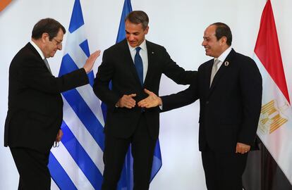 El primer ministro griego, Kyriakos Mitsotakis (centro), el president de Chipre, Nikos Anastasiades (izquierda) y el presidente de Egipto, Abdel Fattah Al-Sisi (derecha) en una cumbre trilateral. (Chipre, Egipto, Grecia, Atenas) EFE/EPA/ORESTIS PANAGIOTOU