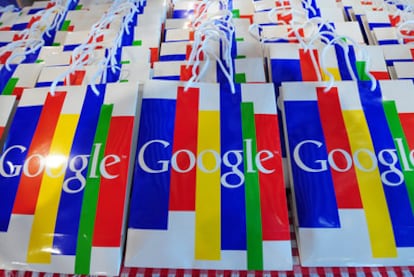 Bolsas con el logotipo de Google durante una rueda de prensa.