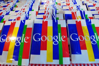 Bolsas con el logotipo de Google durante una rueda de prensa.