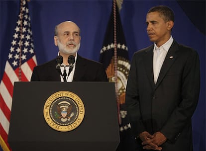 El presidente de EE UU, Barack Obama, escucha las palabras del presidente de la Fed, Ben Bernanke, poco después de proponerle para que siga al frente de la institución