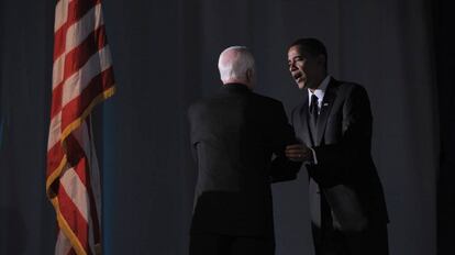 Barack Obama saluda a John McCain en una foto de archivo.