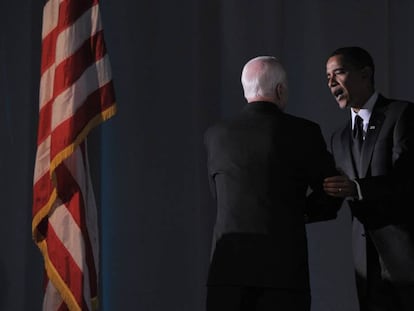 Barack Obama saluda a John McCain en una foto de archivo.