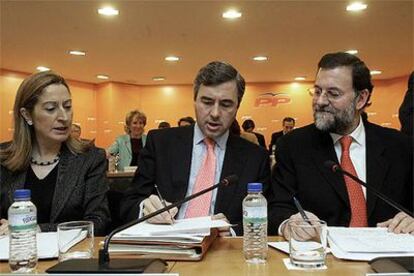Ana Pastor, Ángel Acebes y Mariano Rajoy, en la reunión de la Junta Directiva Nacional del PP.