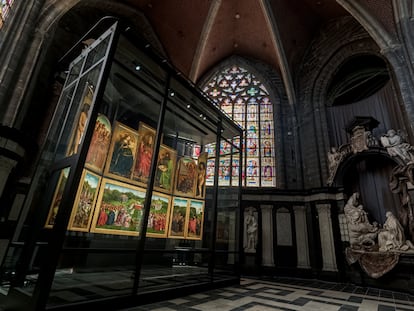 'La adoración del Cordero místico', de los hermanos Jan y Hubert van Eyck, en su nueva ubicación en la catedral de Gante.
