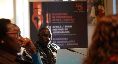 Un momento de las presentaciones en el primer día del encuentro entre periodistas africanos y españoles organizado por Casa África, este jueves en Madrid. En la imagen, el ciberactivista marfileño Cyriac Gbougou.