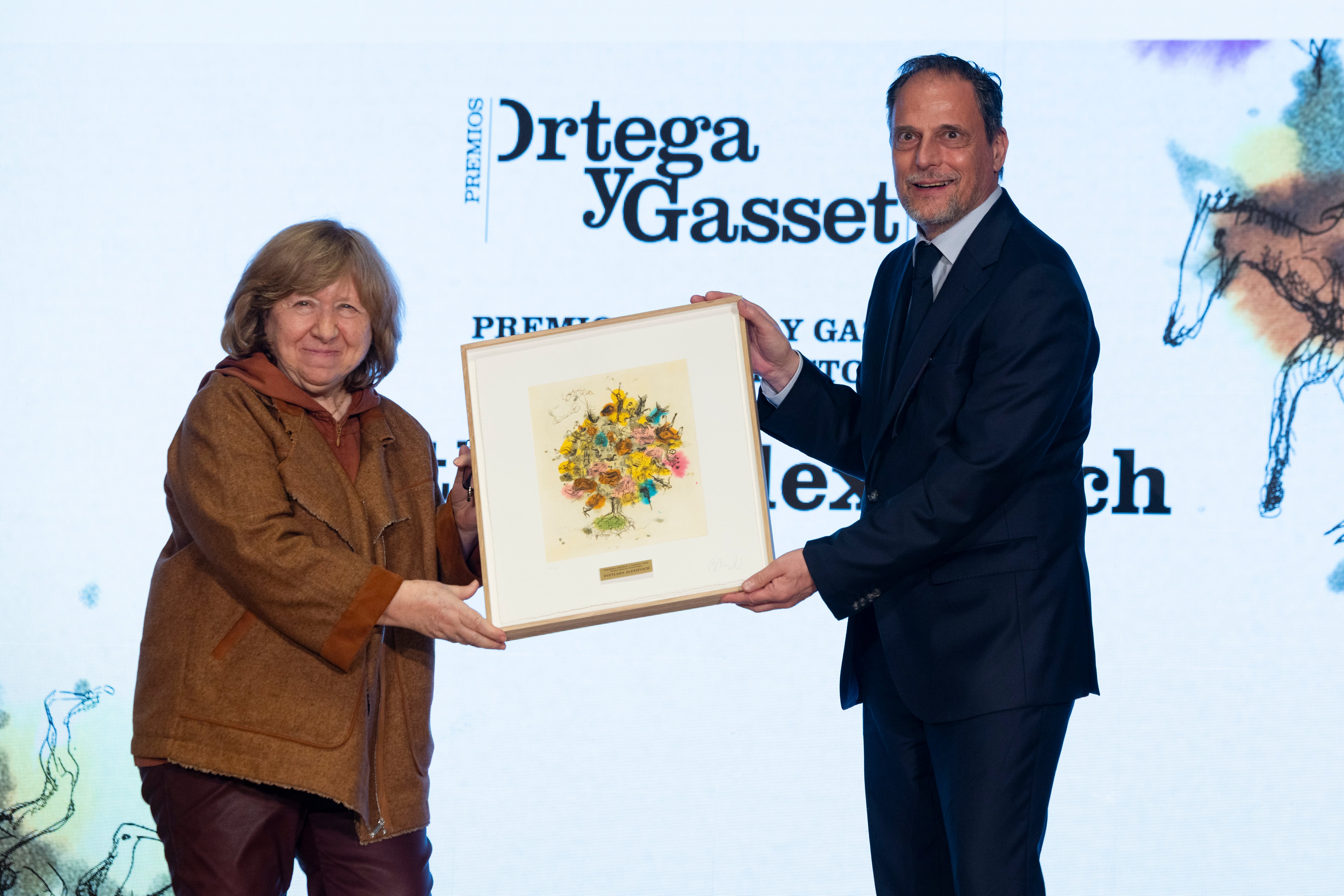 jan Martínez Ahrens, director de El País, entrega el premio a  Svetlana Alexiévich. 