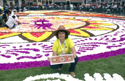 La mexicana Ana Rosa Aguilar Aguado, también conocida como Roo, posa sobre la alfombra de flores que ha diseñado para cubrir la Grand Place de Bruselas.