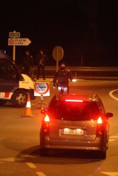 Patrulla de los Mossos d’Esquadra en Platja d’Aro, el pasado día 24.