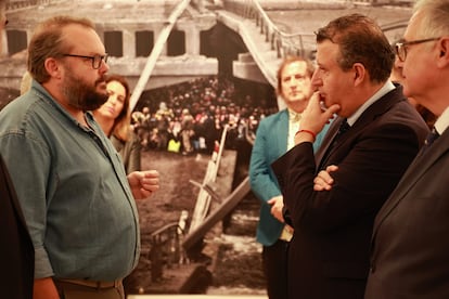 El periodista Luis de Vega conversa con el presidente de la Diputación de Sevilla, Javier Fernández, en la inauguración de su exposición sobre la guerra en Ucrania.