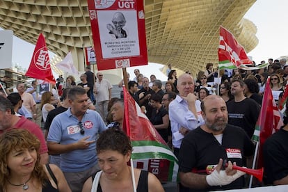 Un grupo de empleados públicos protestando en la plaza de La Encarnación de Sevilla.