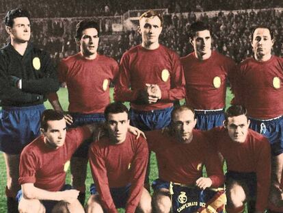 Alineación de España en la vuelta contra Marruecos, en 1961 en el Bernabéu. Arriba, Araquistain, Rivilla, Santamaría, Calleja, Ruiz Sosa y Zoco; abajo, Aguirre, Del Sol, Di Stéfano, Marcelino y Collar.