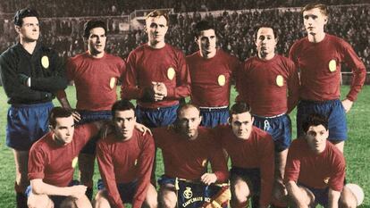 Alineación de España en la vuelta contra Marruecos, en 1961 en el Bernabéu. Arriba, Araquistain, Rivilla, Santamaría, Calleja, Ruiz Sosa y Zoco; abajo, Aguirre, Del Sol, Di Stéfano, Marcelino y Collar.