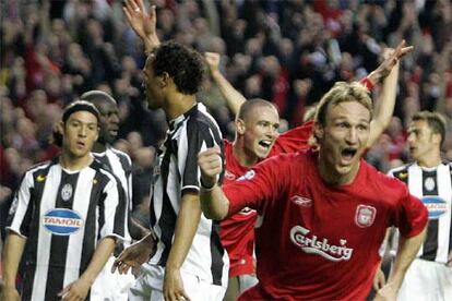 Hyypia celebra su gol ante la desilusin de los jugadores de la Juventus.