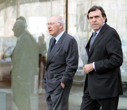 José Antonio Ardanza y Jon Azua acuden al tanatorio de Bilbao para despedir a Iñaki Azkuna, con quien compartieron responsabilidades en el Gobierno vasco.