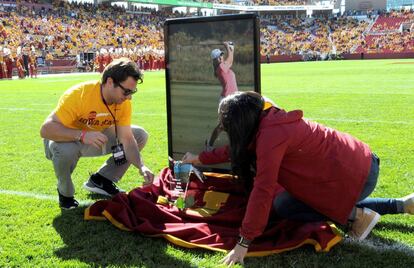 Iowa State University paid tribute on Saturday morning to murdered Spanish golfer Celia Barquín Arozamena in a massive ceremony before an American football match. Barquín had been completing a degree in civil engineering at the school before she was killed. Iowa’s team Cyclones and their opponents from the University of Akron wore helmets with the letters CBA in memory of the sporting star.