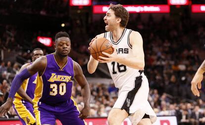 Pau Gasol, ante Julius Randle.