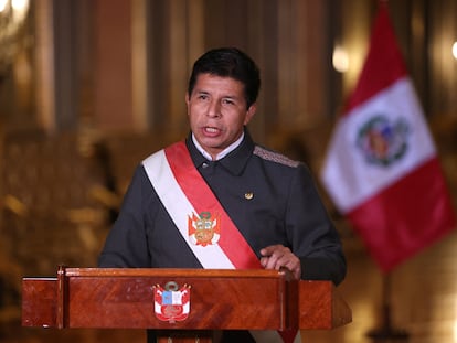 El presidente de Perú, Pedro Castillo, dirige un mensaje a la nación este lunes desde el Palacio de Gobierno.