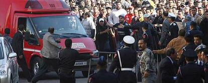 Una ambulancia llega al barrio popular de El Fida, en Casablanca, después de que el segundo de los 'kamikazes' se inmolase en la tarde de este martes.