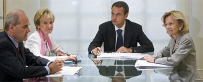 Manuel Chaves, María Teresa Fernández de la Vega y Elena Salgado, durante la reunión de coordinación de ayer con Zapatero.