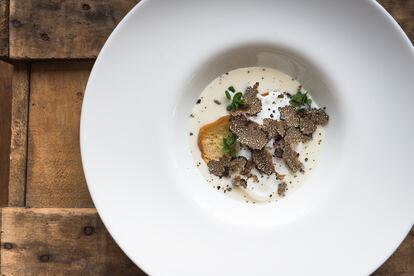 Plato con trufa del restaurante Biagio Pignatta, asentado en el hotel Tenuta Di Artimino, en la Toscana. 