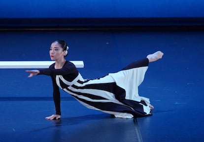 La bailarina Xin Ying, en el espectáculo 'Deep Song', en el Teatro Real.