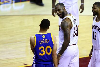 LeBron se enfrenta a Curry tras ponerle un tapón.