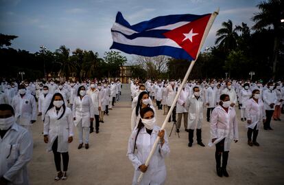 Missão de médicos cubanos no dia 25 de abril durante uma cerimônia de despedida em Havana, antes de viajar para a África do Sul.
