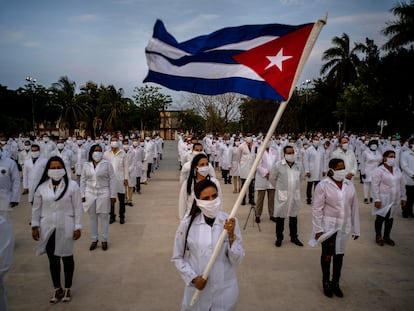 Una misión de médicos cubanos, el pasado 25 de abril durante una ceremonia de despedida en La Habana antes de viajar a Sudáfrica.