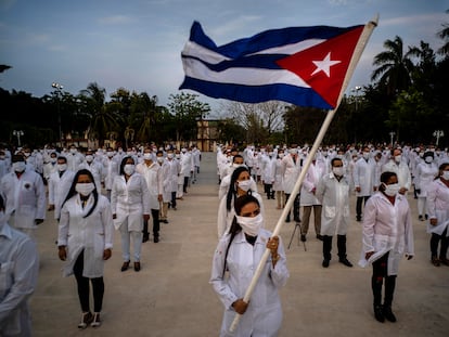 Missão de médicos cubanos no dia 25 de abril durante uma cerimônia de despedida em Havana, antes de viajar para a África do Sul.