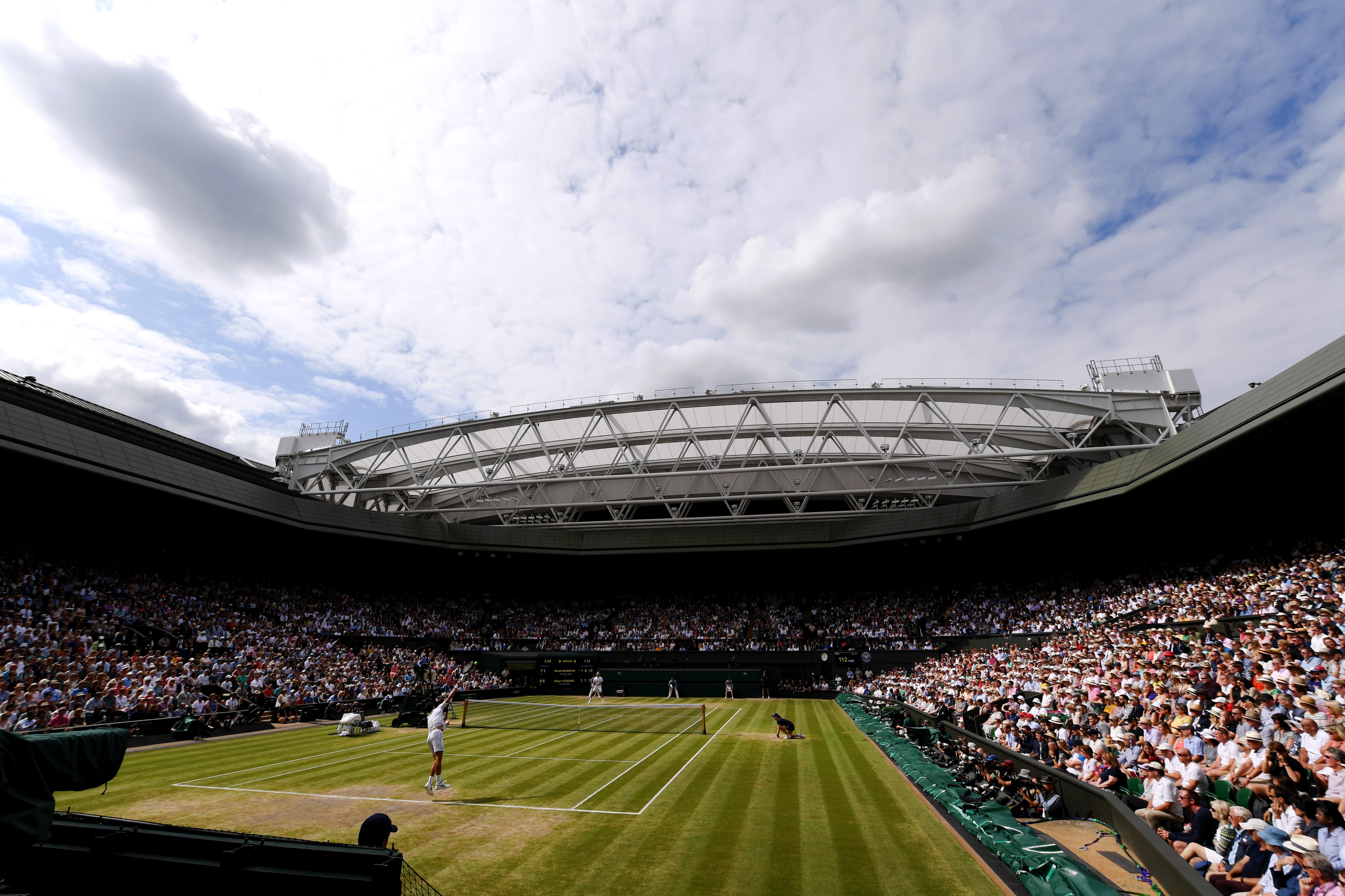 La pista central durante la final de Wimbledon 2019 que enfrentó a Roger Federer y Novak Djokovic.