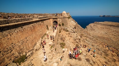 Grupos de turistas visitan el fuerte veneciano del islote de Imeri Gramvousa.