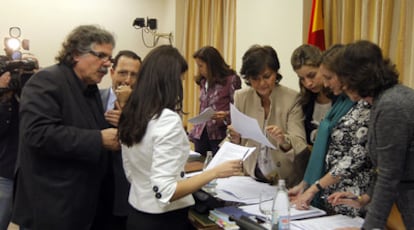 Miembros de la Comisión de Igualdad, reunidos en el Congreso para debatir la reforma legal.