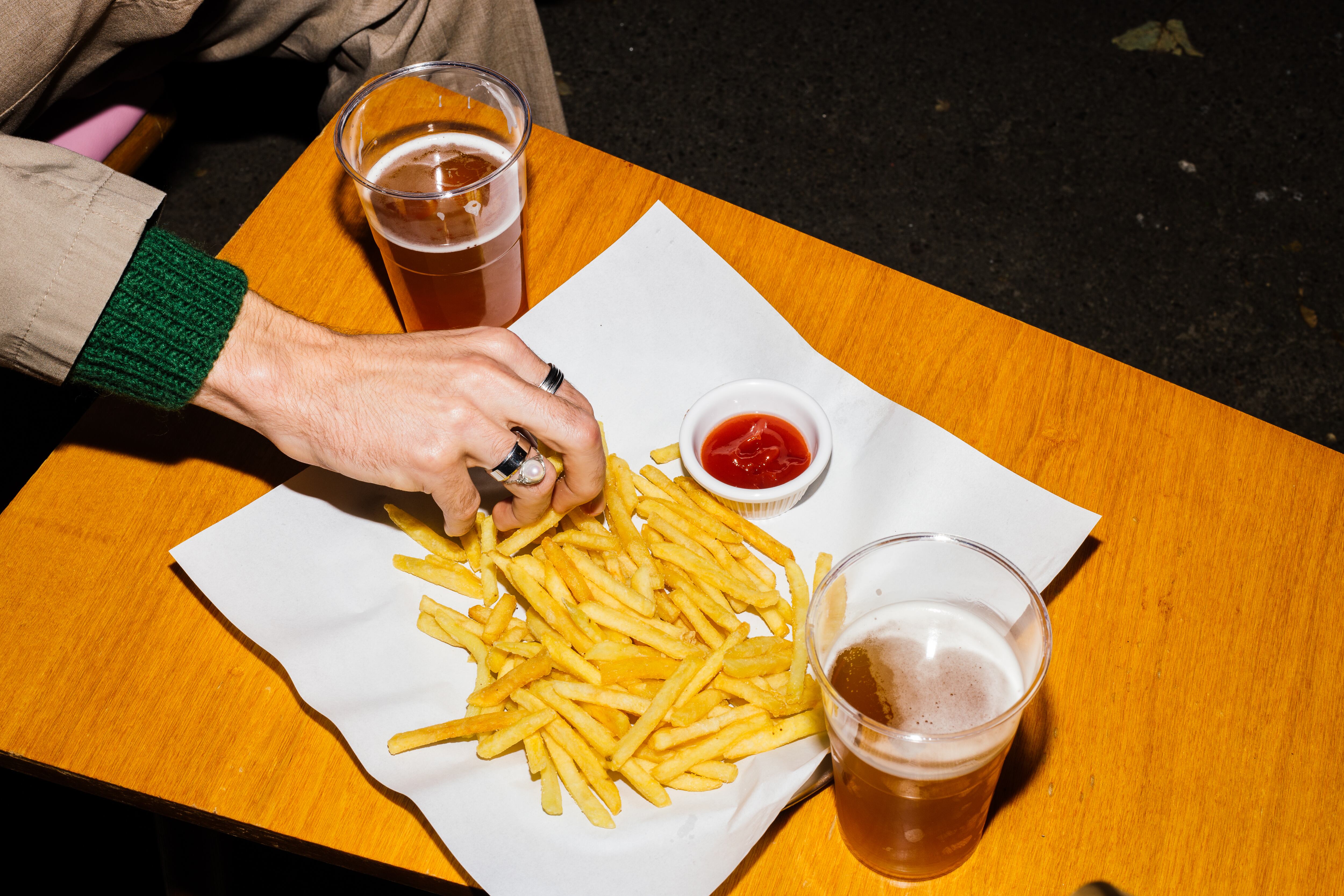 El alcohol no solo es una fuente de calorías vacías: también nos empuja a desear comida basura