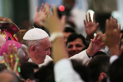 El papa Francisco saluda a su llegada al encuentro interreligioso organizado en Dacca.