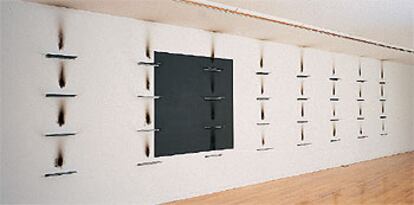 La instalación <i>Sin título</i> (1984), de Jannis Kounellis, en la colectiva <i>Huellas de luz</i> (colección CGAC).