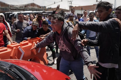 Un manifestante pelea discute con el conductor de un vehículo particular que intenta superar por el bloqueo en la Autopista Sur de la capital colombiana.