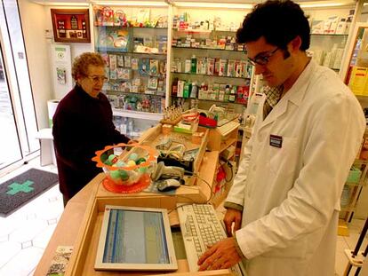 La farmacia del barrio de San Miguel, en Basauri, trabaja ya con la receta electrónica.