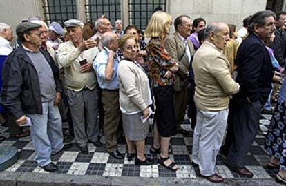 Ciudadanos argentinos aguardan en la calle su turno para ser atendidos en el consulado español de Buenos Aires.