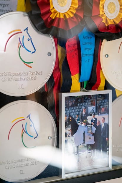 Vitrina con trofeos conseguidos este año en el certamen CHIO Aachen, Alemania. Evento de máximo prestigio del circuito hípico internacional.